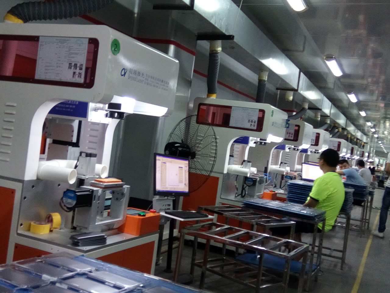 手機邊框激光鐳雕生產現(xiàn)場1