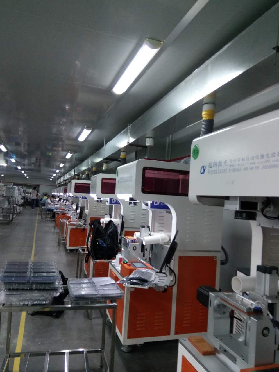 手機邊框激光鐳雕生產現(xiàn)場2