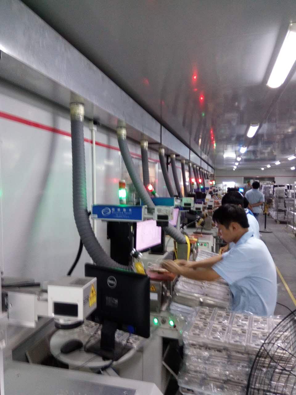 手機邊框激光鐳雕生產現(xiàn)場3