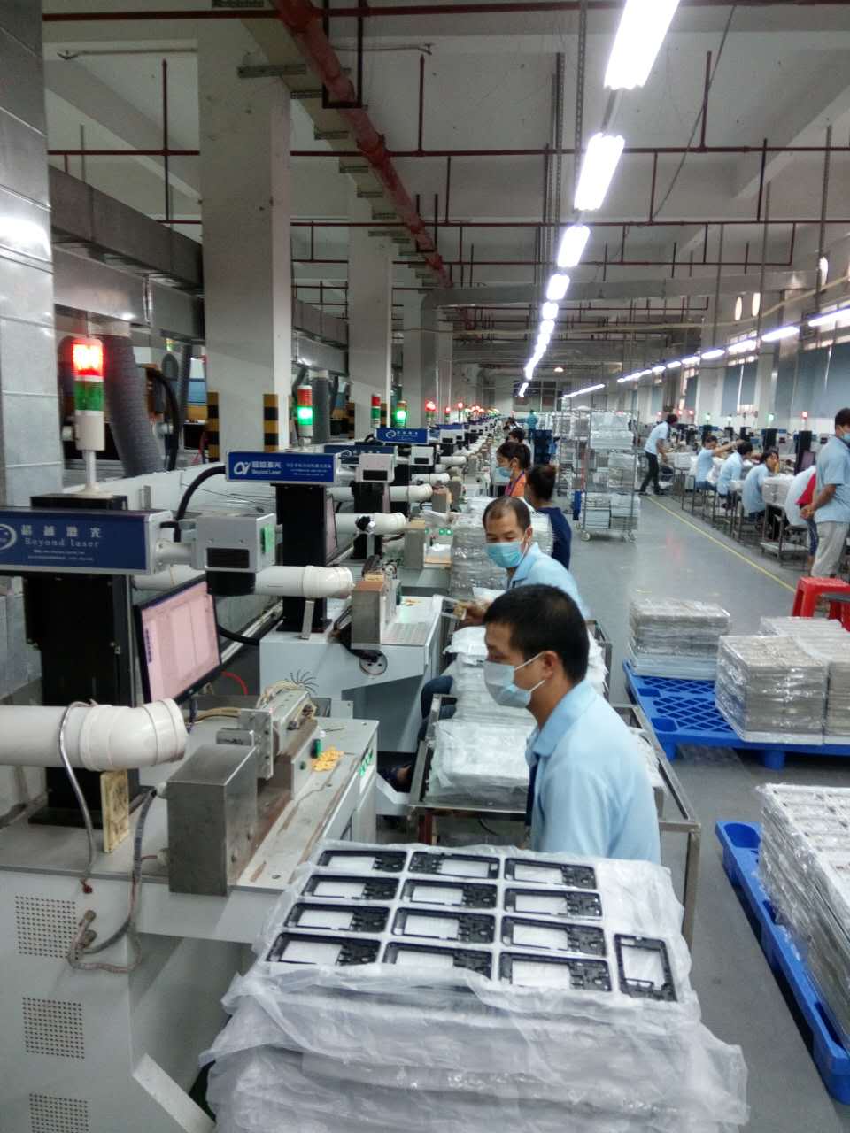 手機邊框激光鐳雕生產現(xiàn)場4
