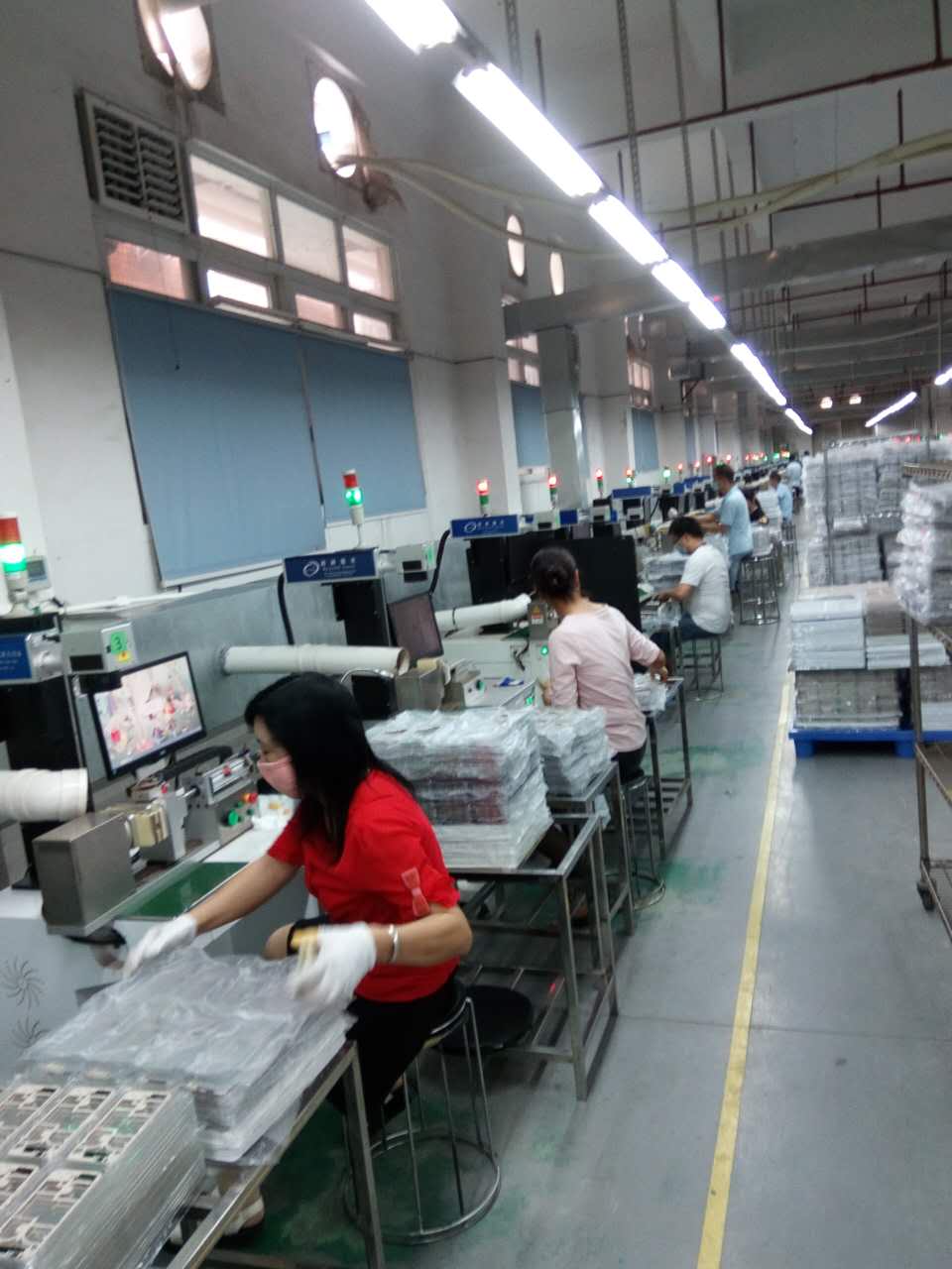 手機邊框激光鐳雕生產現(xiàn)場6