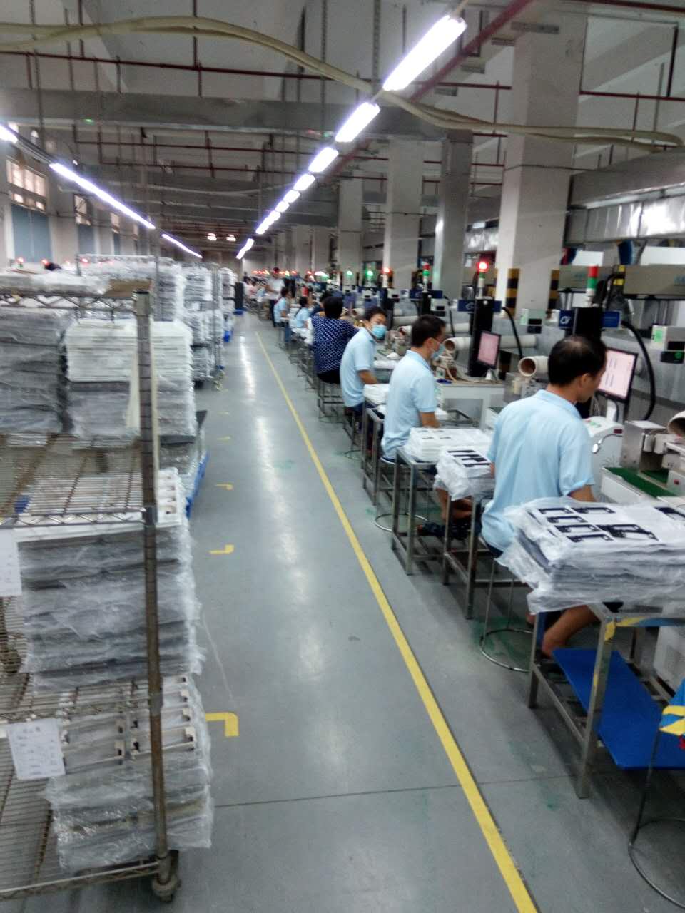 手機邊框激光鐳雕生產現(xiàn)場5