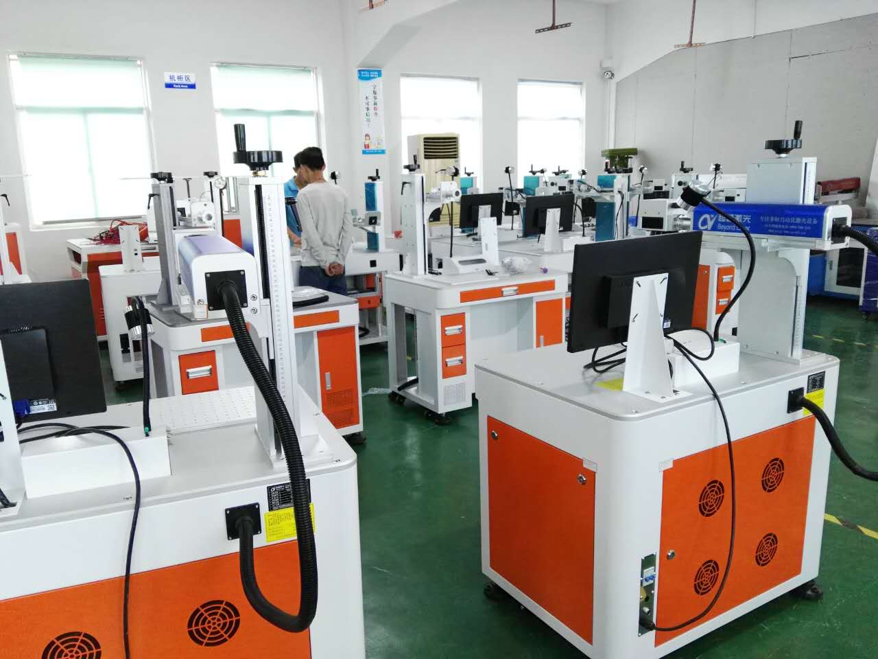 電機(jī)馬達(dá)金屬配件上激光打標(biāo)生產(chǎn)現(xiàn)場 電機(jī)馬達(dá)金屬配件上激光打標(biāo)生產(chǎn)現(xiàn)場