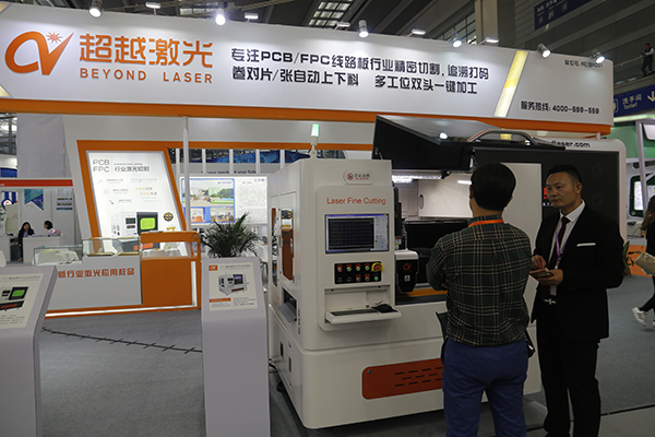 銷(xiāo)售代表向客戶(hù)介紹設(shè)備.JPG 銷(xiāo)售代表向客戶(hù)介紹設(shè)備.JPG