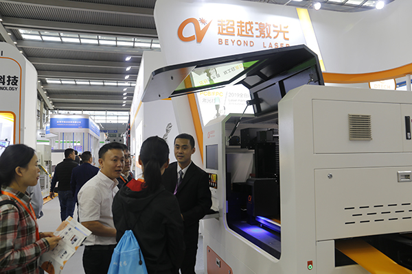 銷(xiāo)售代表對(duì)客戶(hù)進(jìn)行說(shuō)明.JPG 銷(xiāo)售代表對(duì)客戶(hù)進(jìn)行說(shuō)明.JPG