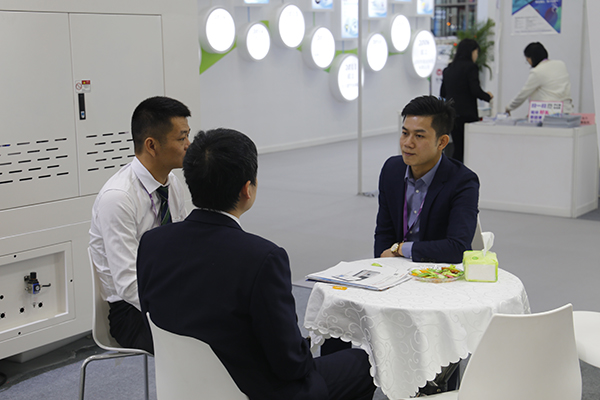 現(xiàn)場(chǎng)洽談.JPG 現(xiàn)場(chǎng)洽談.JPG