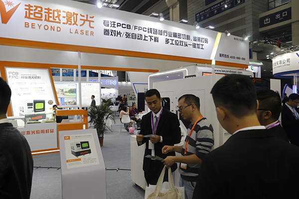 與客戶(hù)互遞名片.JPG 與客戶(hù)互遞名片.JPG